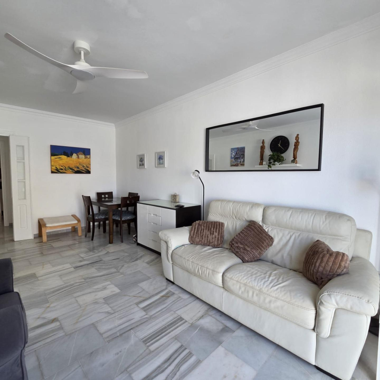 Chalet Pareado de 3 dormitorios en Esquina con Jardín y Aparcamiento en Castillo del Romeral
