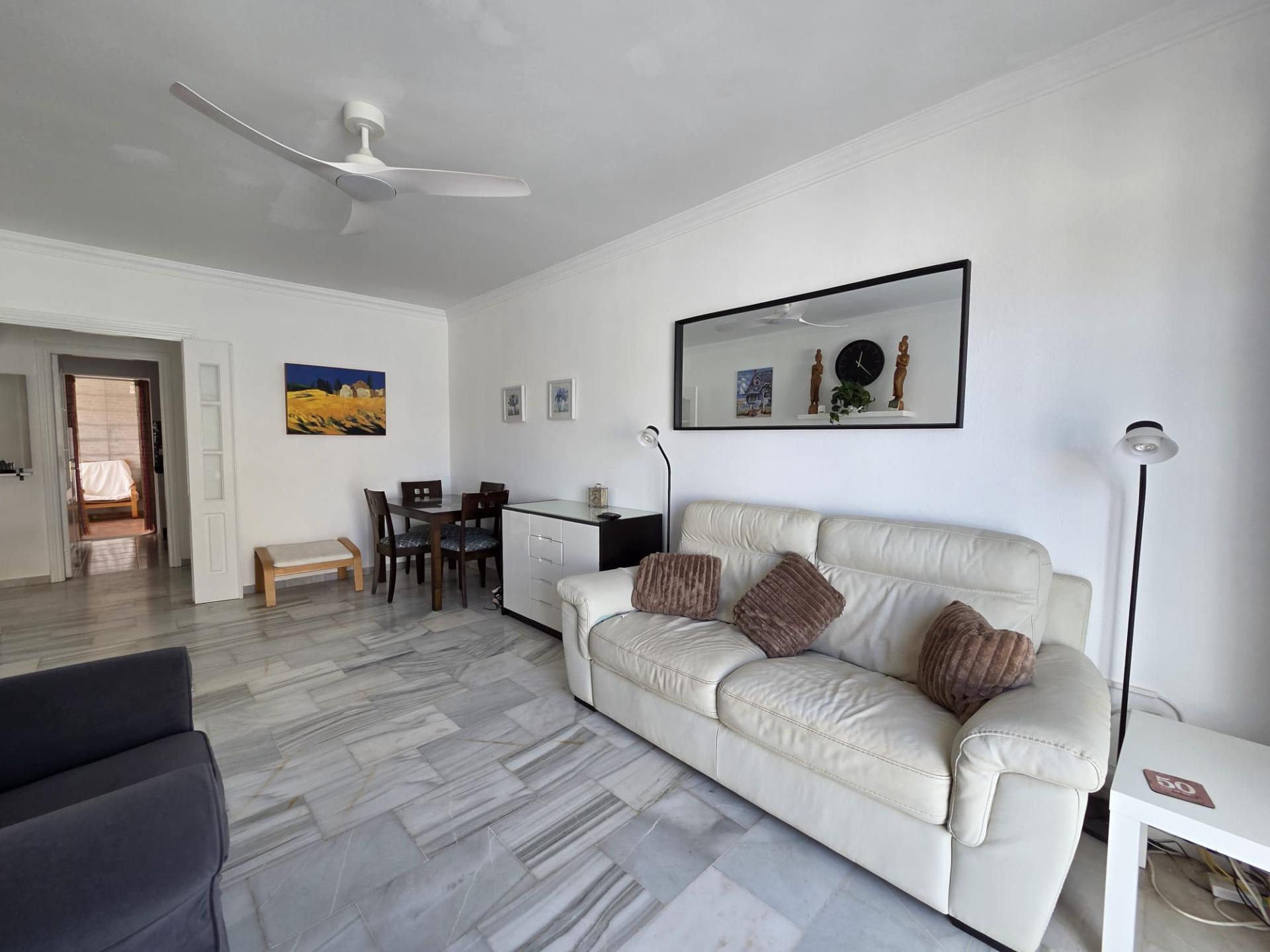 Chalet Pareado de 3 dormitorios en Esquina con Jardín y Aparcamiento en Castillo del Romeral