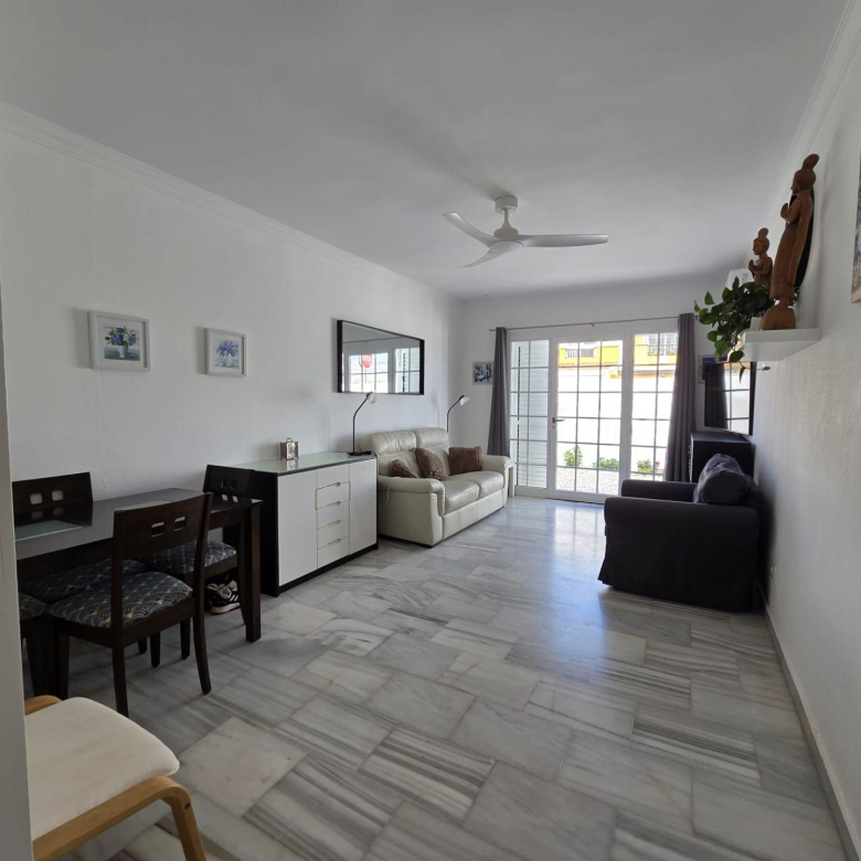Chalet Pareado de 3 dormitorios en Esquina con Jardín y Aparcamiento en Castillo del Romeral