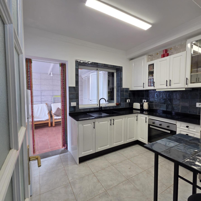 Chalet Pareado de 3 dormitorios en Esquina con Jardín y Aparcamiento en Castillo del Romeral