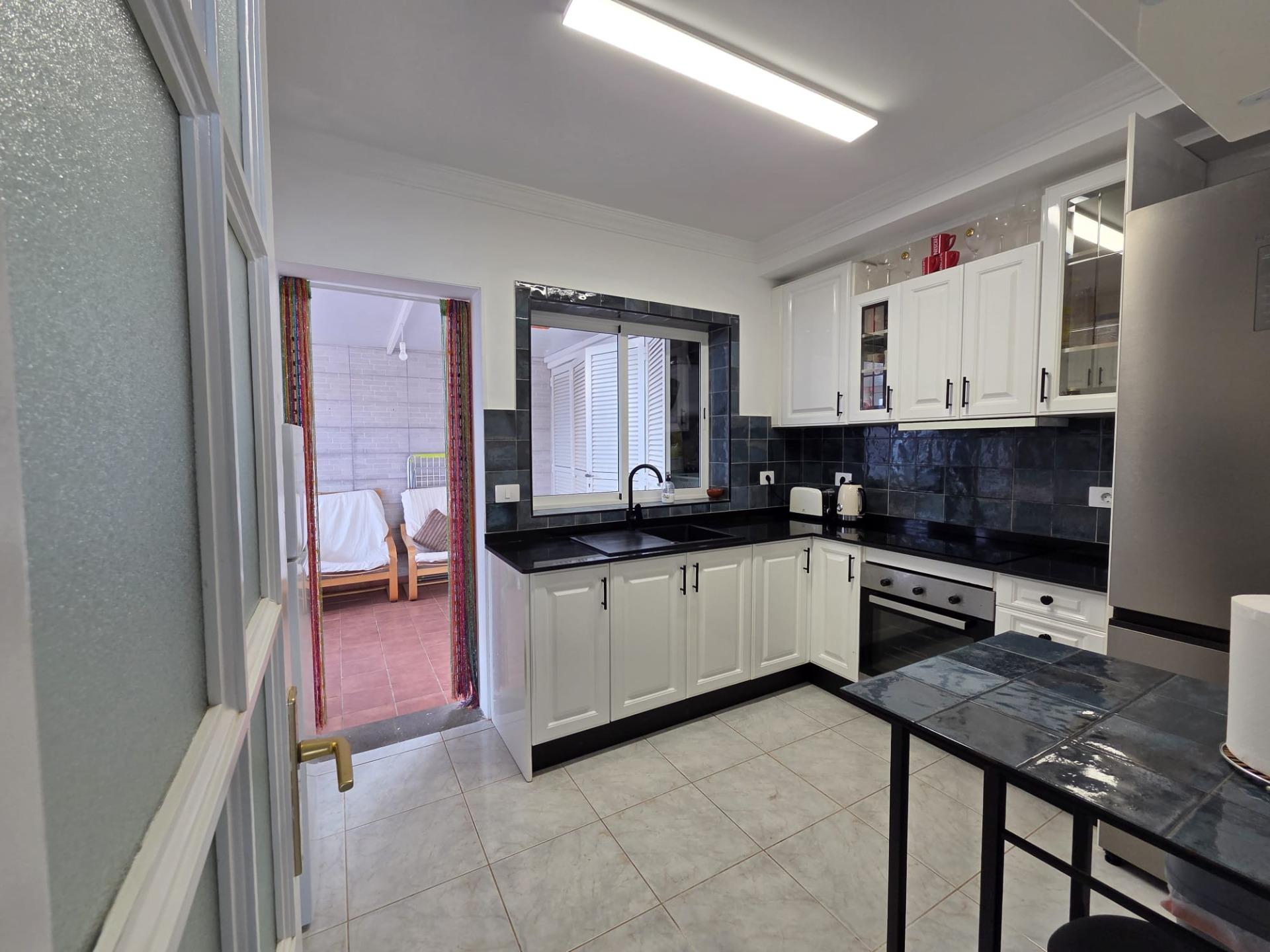 Chalet Pareado de 3 dormitorios en Esquina con Jardín y Aparcamiento en Castillo del Romeral