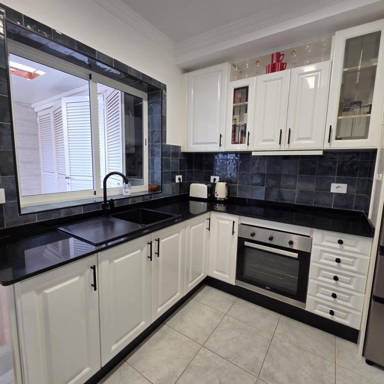 Chalet Pareado de 3 dormitorios en Esquina con Jardín y Aparcamiento en Castillo del Romeral