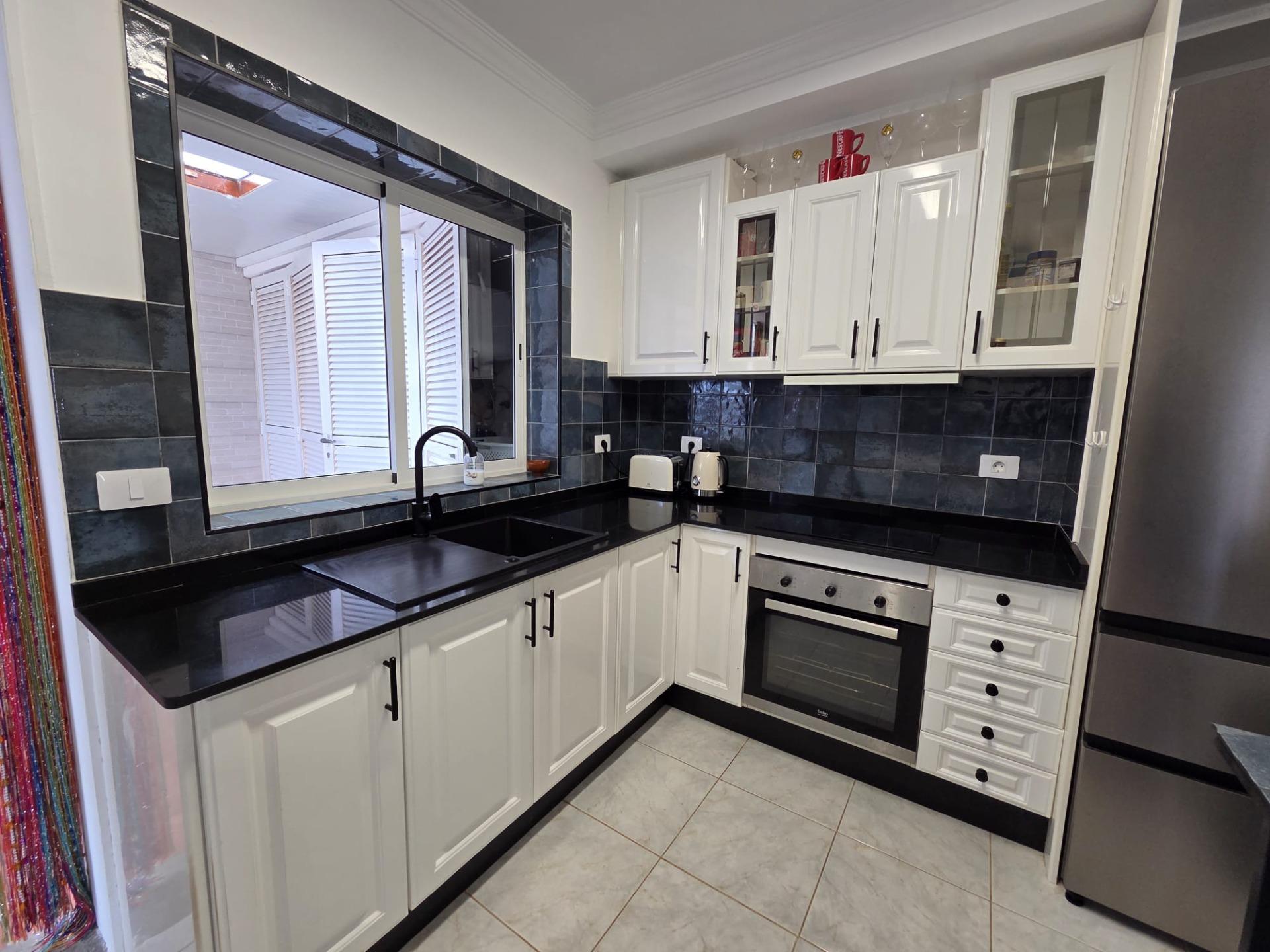 Chalet Pareado de 3 dormitorios en Esquina con Jardín y Aparcamiento en Castillo del Romeral