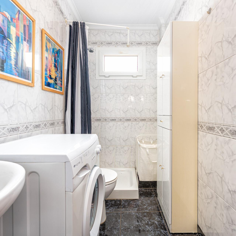 Ready to Move In! Bright 3-Bedroom Apartment with Garage and 2 Bathrooms