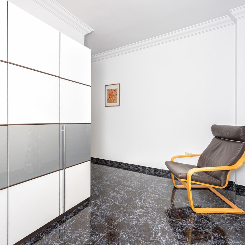 Ready to Move In! Bright 3-Bedroom Apartment with Garage and 2 Bathrooms