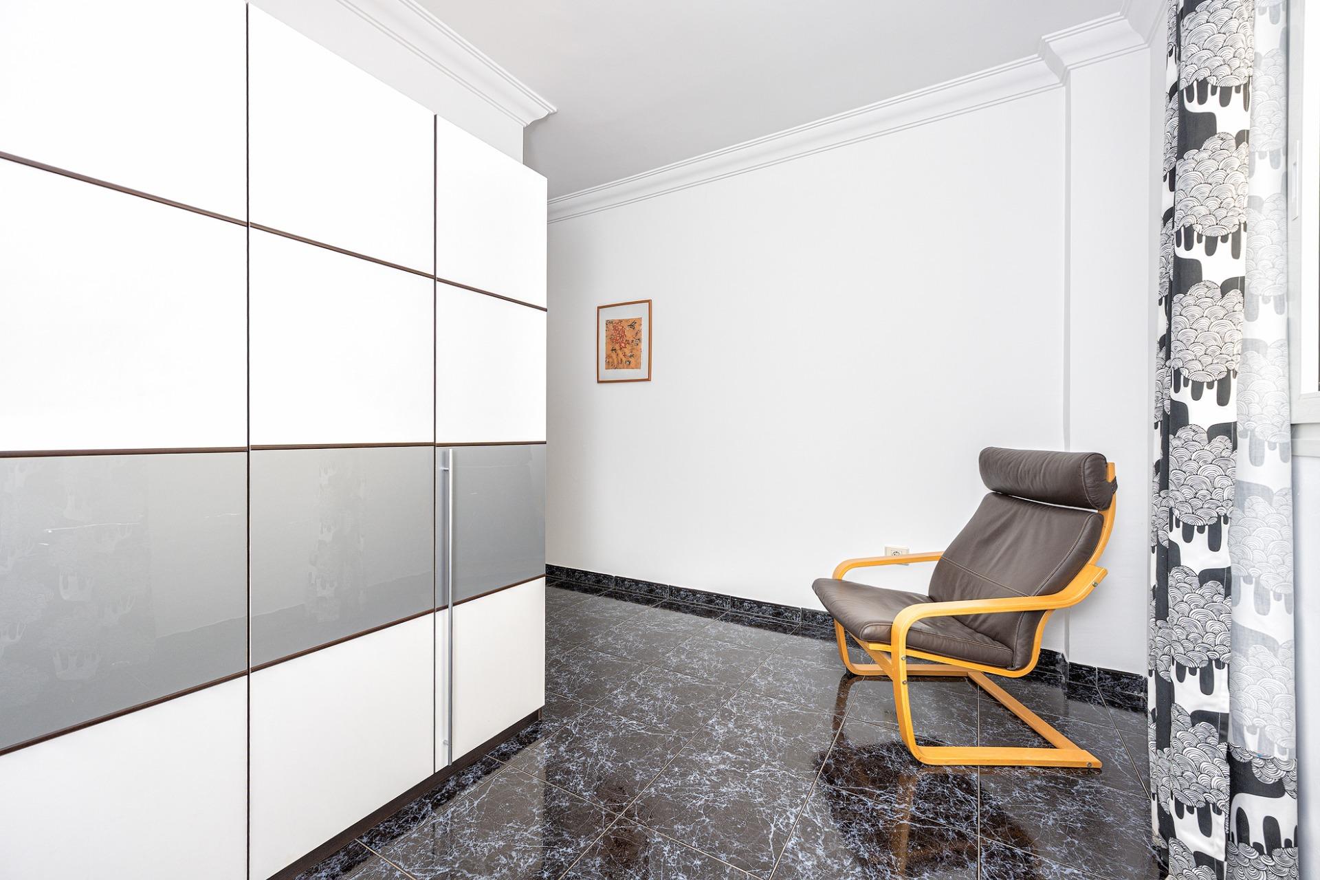 Ready to Move In! Bright 3-Bedroom Apartment with Garage and 2 Bathrooms
