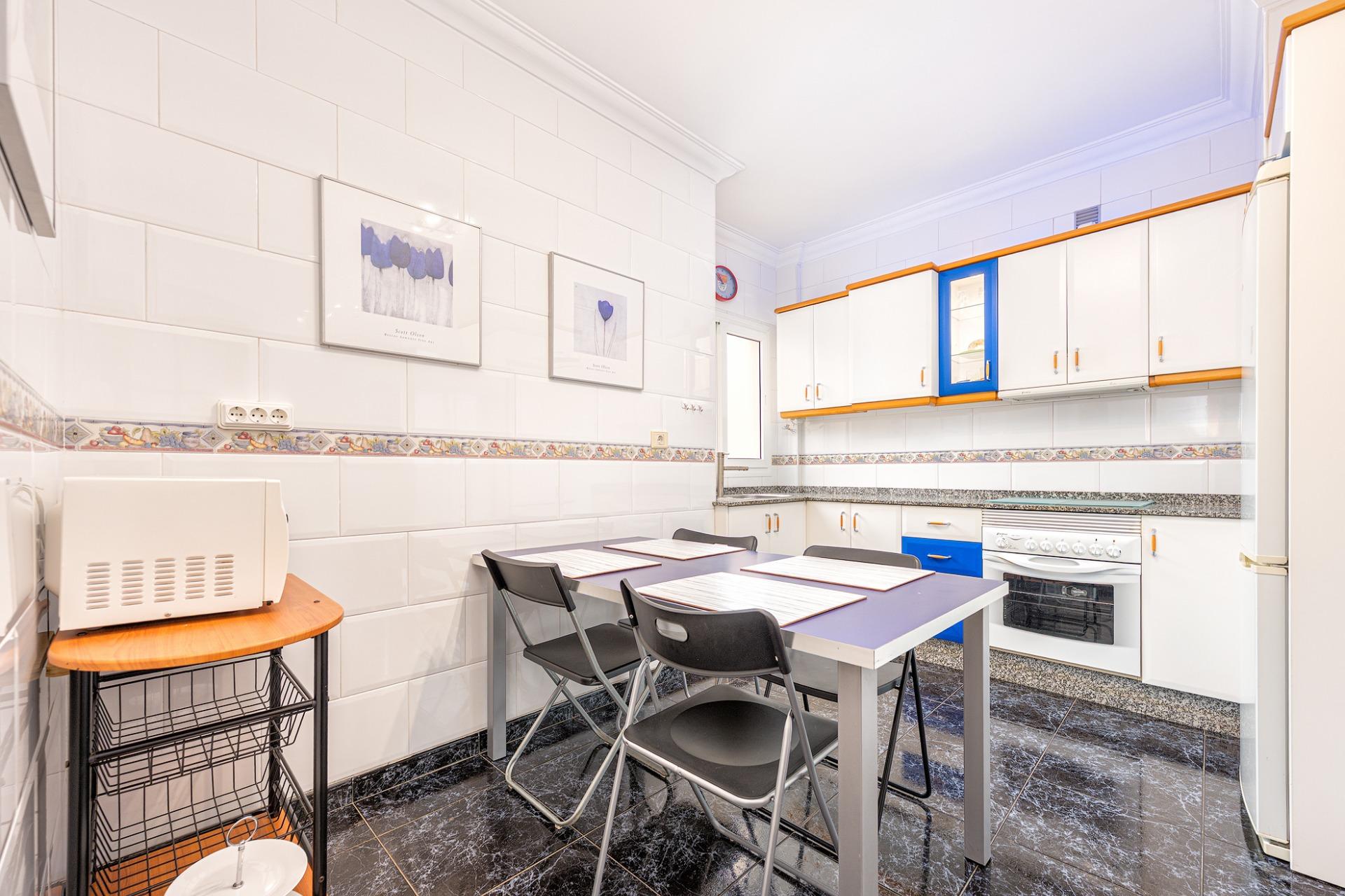 Ready to Move In! Bright 3-Bedroom Apartment with Garage and 2 Bathrooms