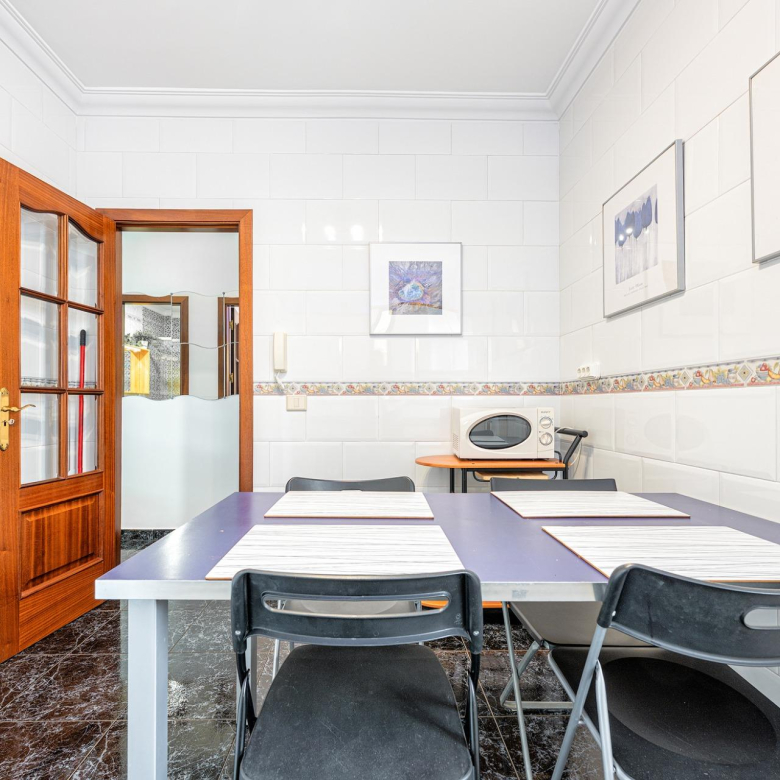 Ready to Move In! Bright 3-Bedroom Apartment with Garage and 2 Bathrooms