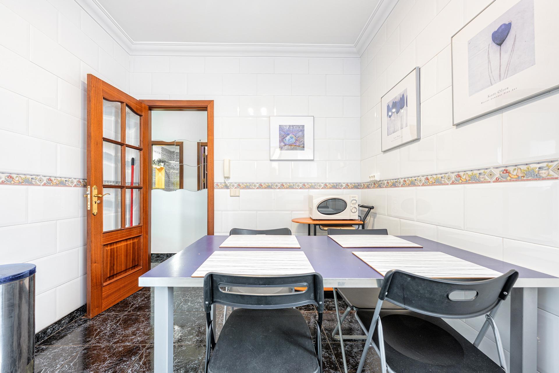 Ready to Move In! Bright 3-Bedroom Apartment with Garage and 2 Bathrooms