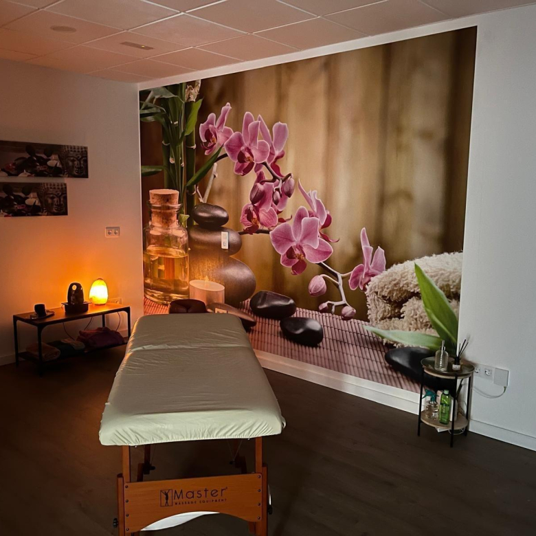Fully renovated commercial premises with private area for sale
