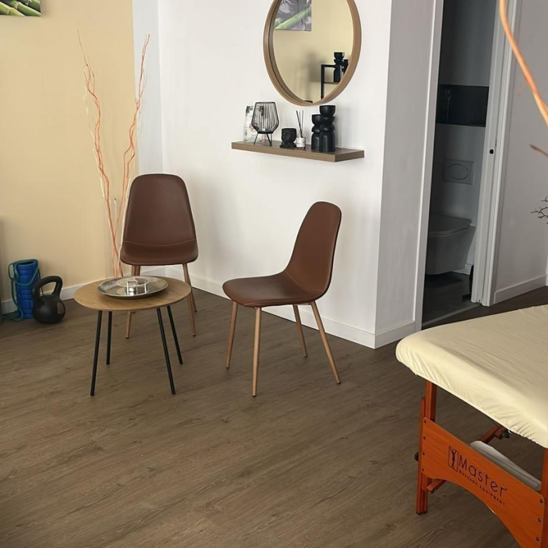 Fully renovated commercial premises with private area for sale