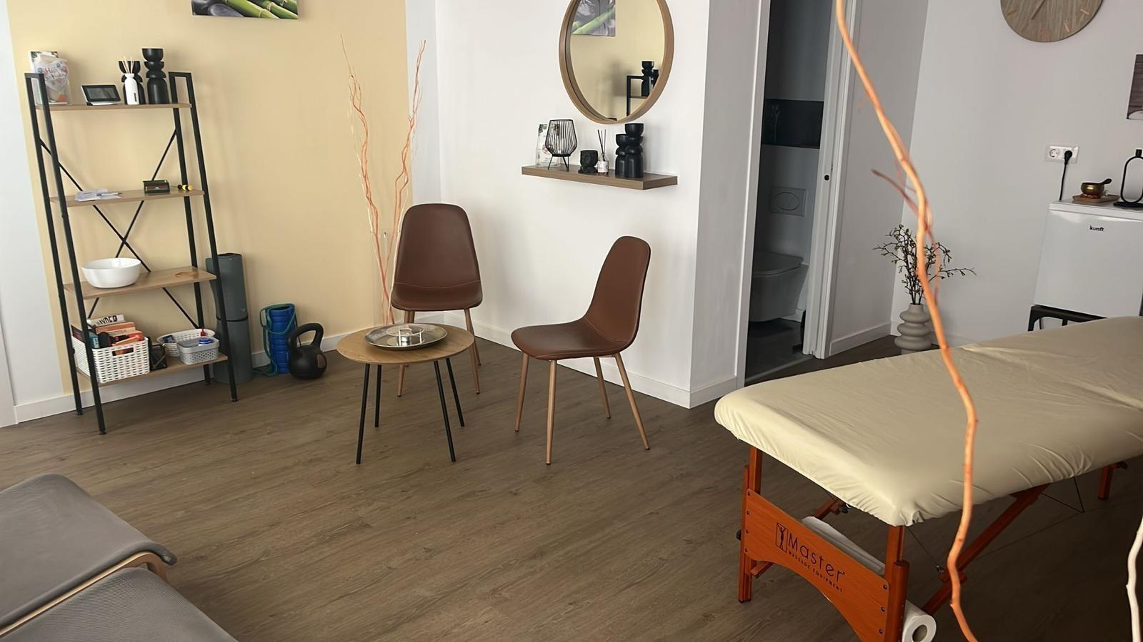 Fully renovated commercial premises with private area for sale