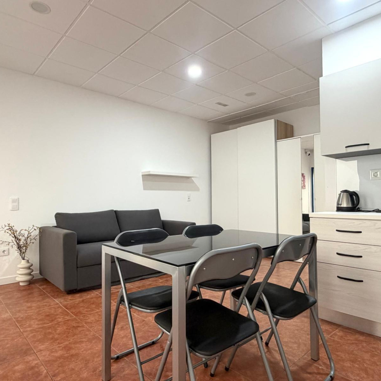 Se vende local comercial totalmente renovado con zona privada