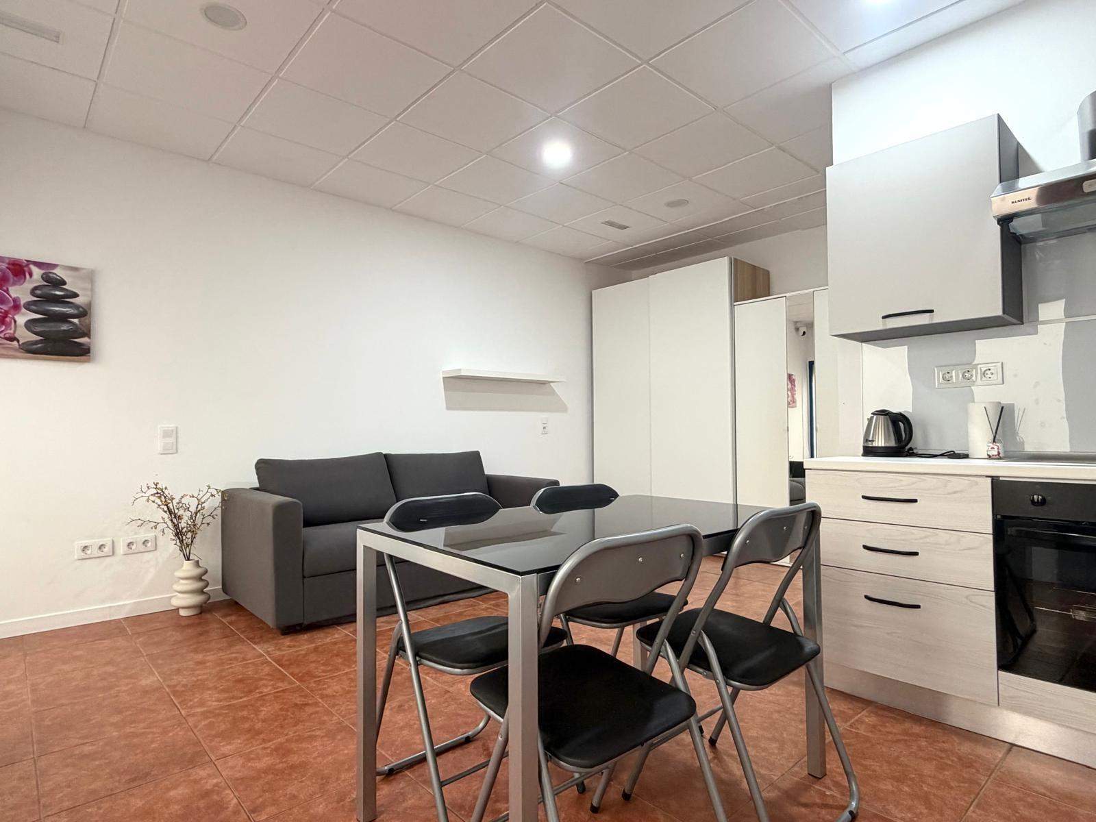 Se vende local comercial totalmente renovado con zona privada