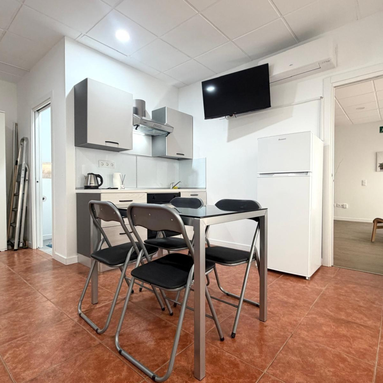 Se vende local comercial totalmente renovado con zona privada