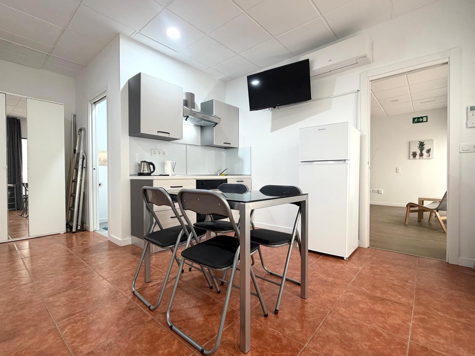 Se vende local comercial totalmente renovado con zona privada