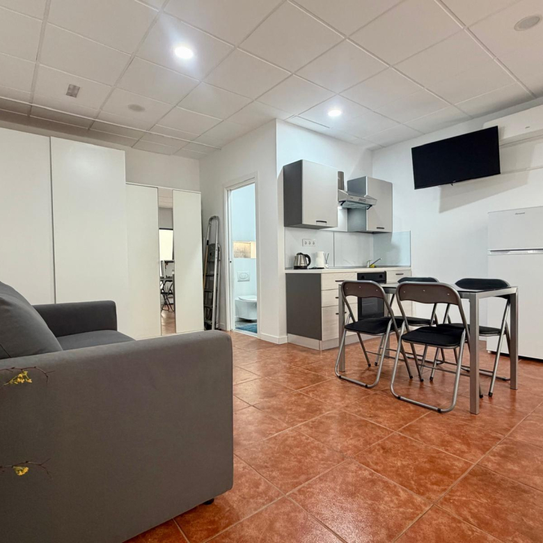 Se vende local comercial totalmente renovado con zona privada