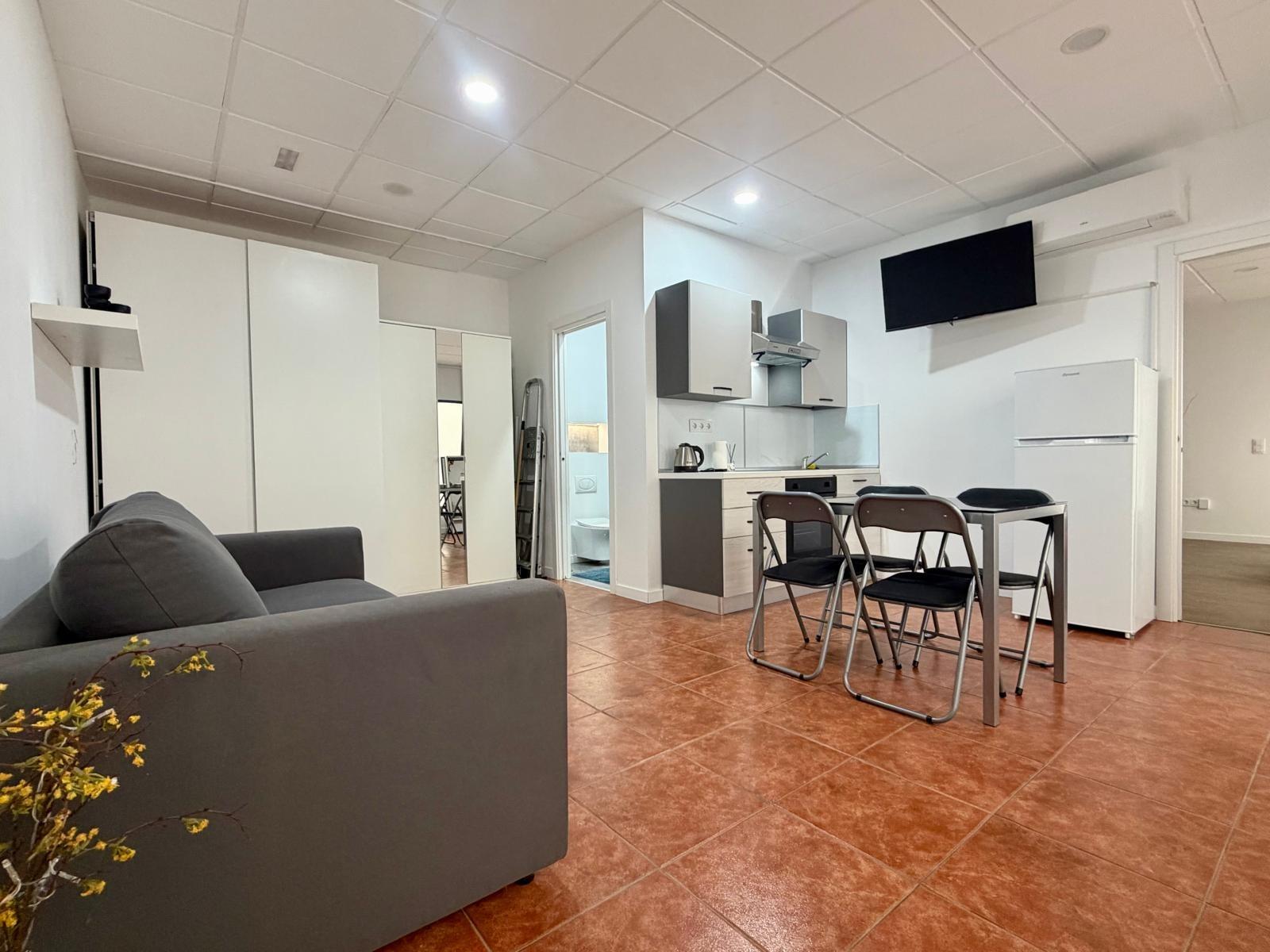 Se vende local comercial totalmente renovado con zona privada