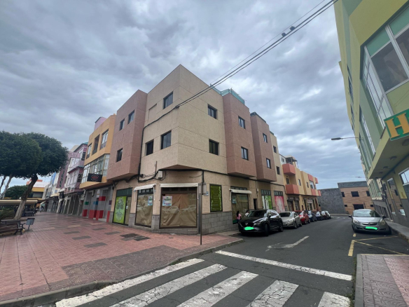 Local comercial en esquina con 6 escaparates en Pleno centro de Vecindario