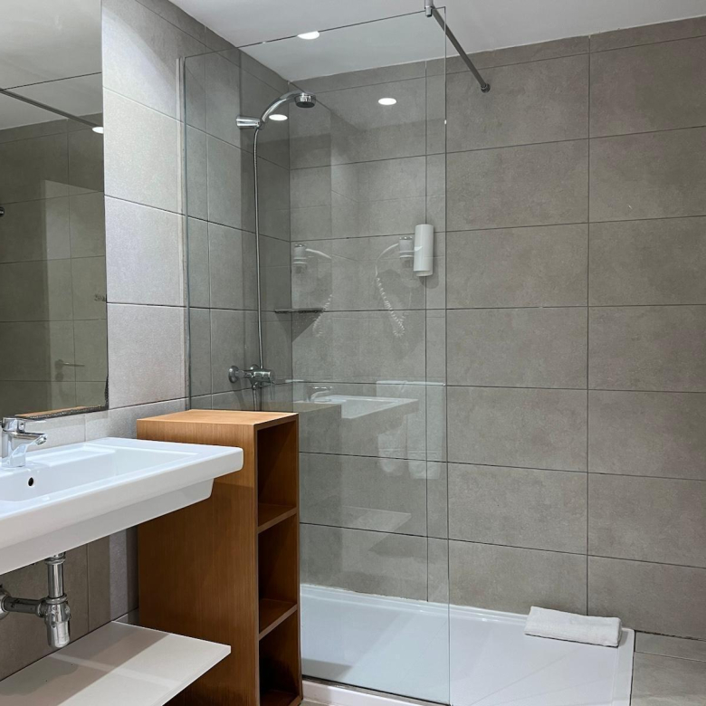 AMPLIO Y MODERNO APARTAMENTO CON TERRAZA Y VISTAS DESPEJADAS