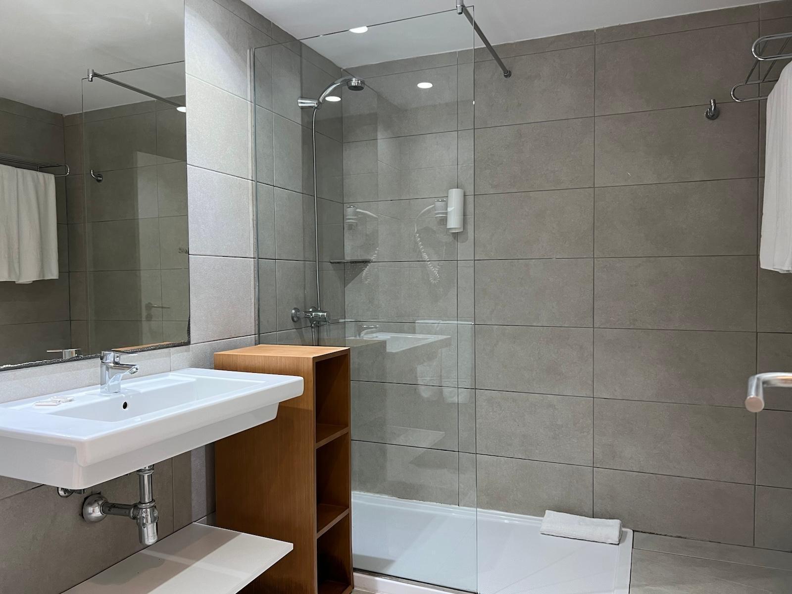 AMPLIO Y MODERNO APARTAMENTO CON TERRAZA Y VISTAS DESPEJADAS