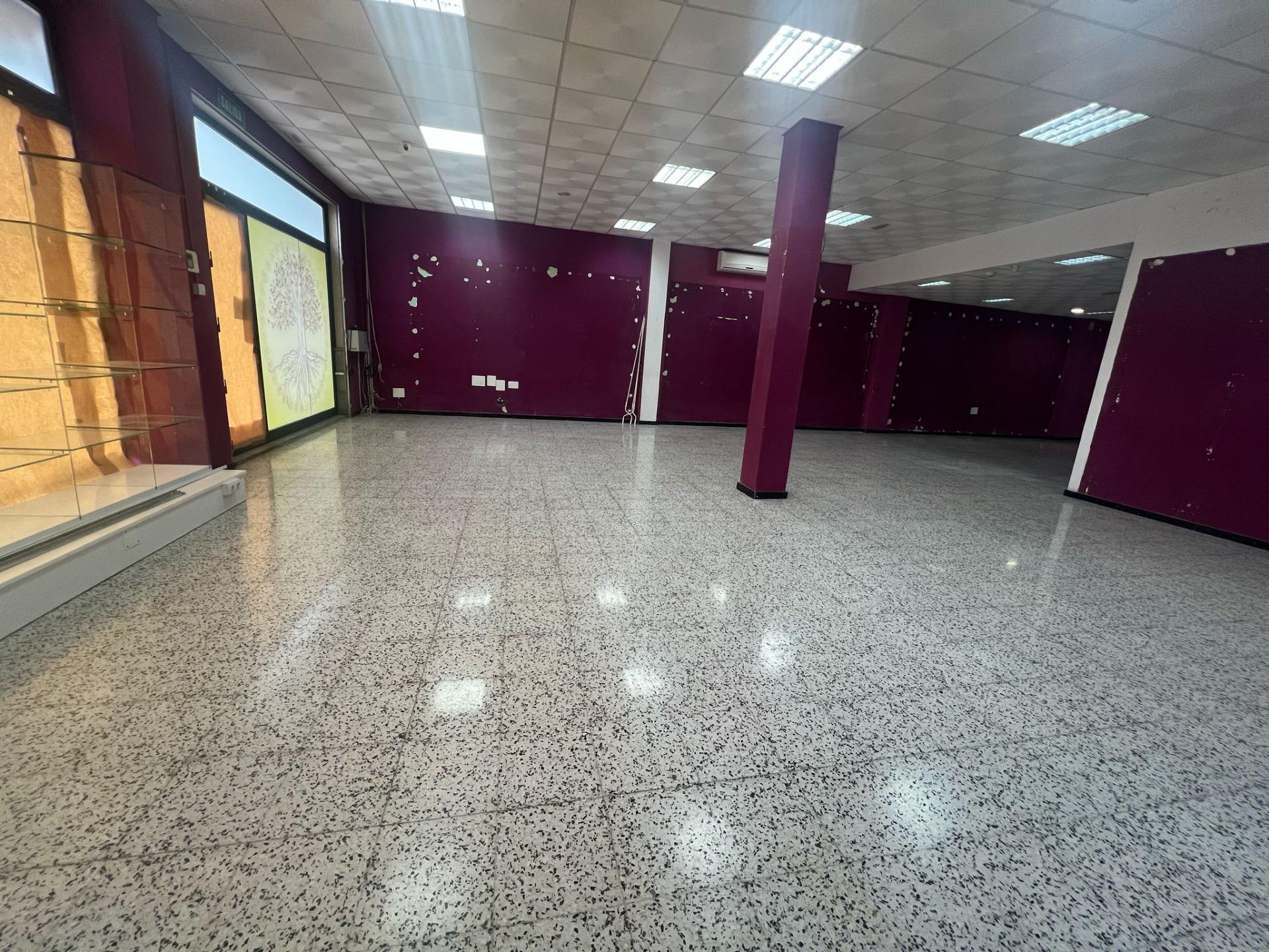 Local comercial en esquina con 6 escaparates en Pleno centro de Vecindario