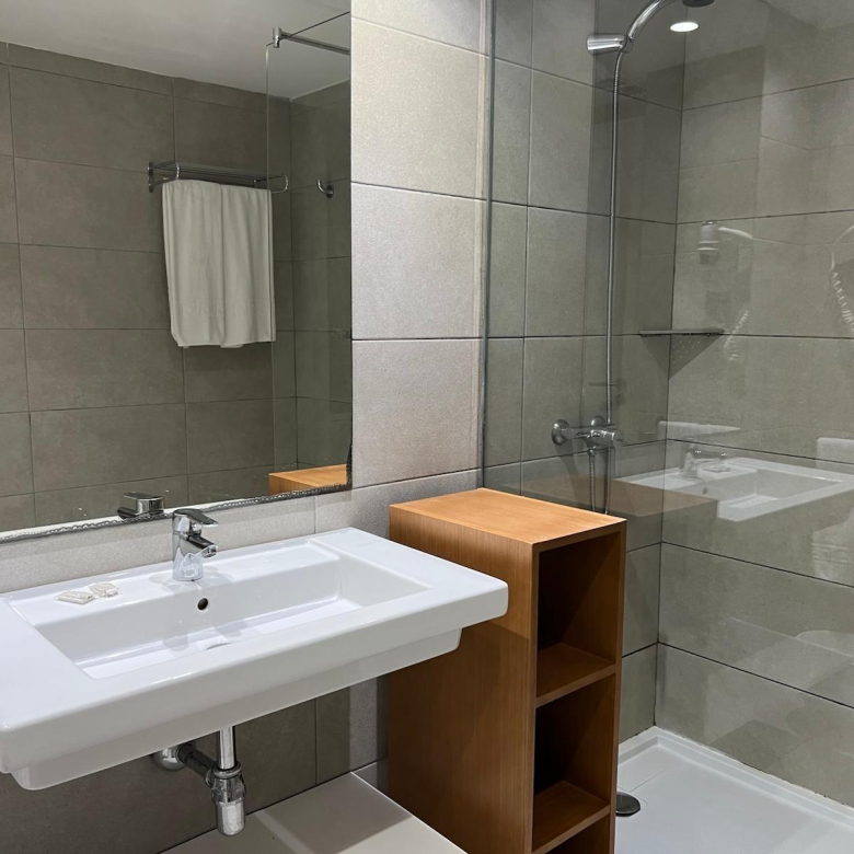 AMPLIO Y MODERNO APARTAMENTO CON TERRAZA Y VISTAS DESPEJADAS