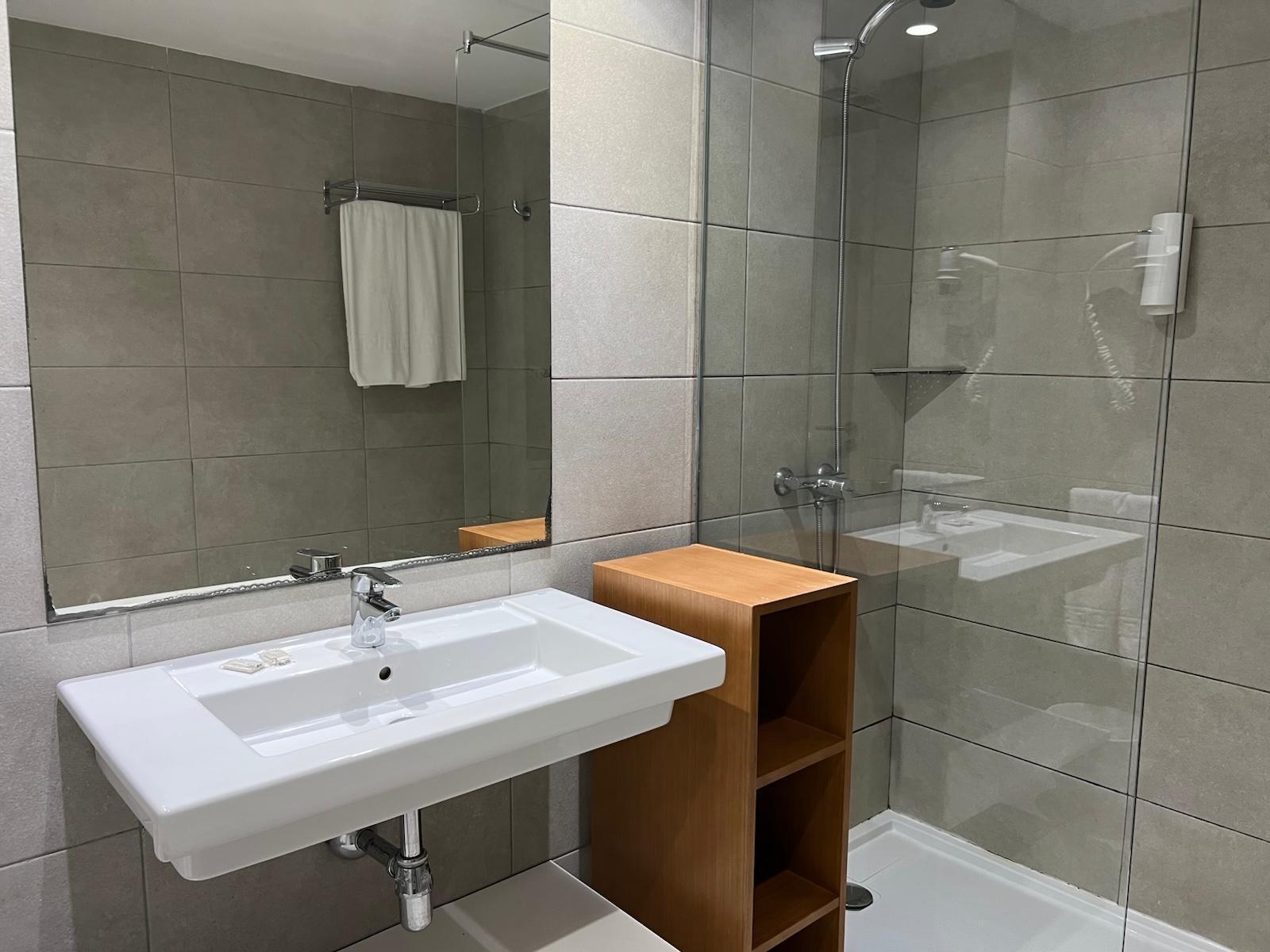 AMPLIO Y MODERNO APARTAMENTO CON TERRAZA Y VISTAS DESPEJADAS