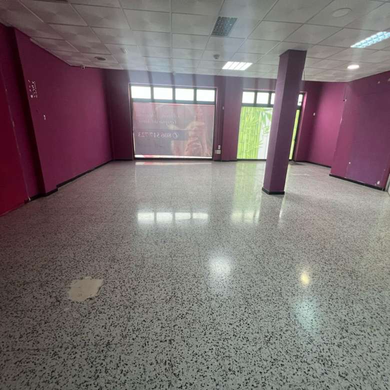 Local comercial en esquina con 6 escaparates en Pleno centro de Vecindario
