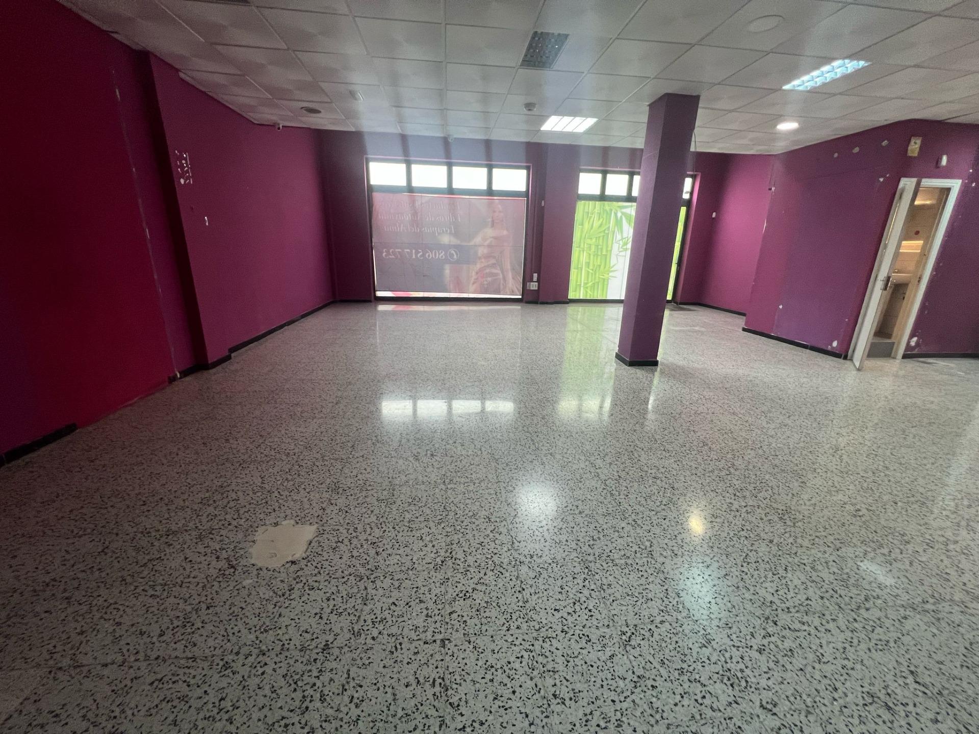 Local comercial en esquina con 6 escaparates en Pleno centro de Vecindario