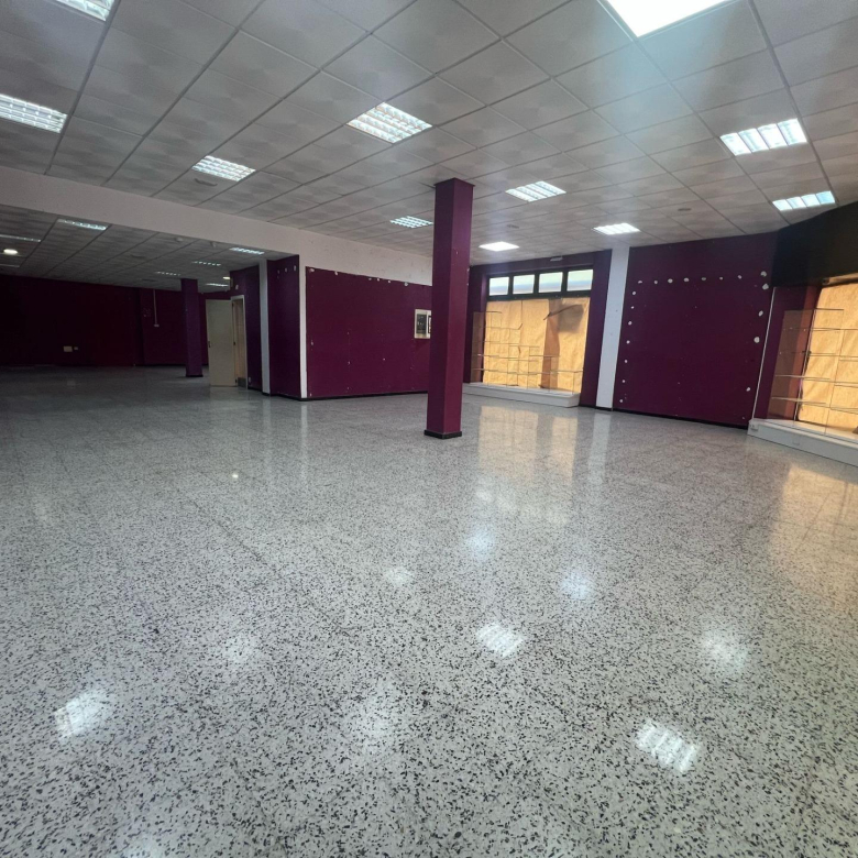 Local comercial en esquina con 6 escaparates en Pleno centro de Vecindario