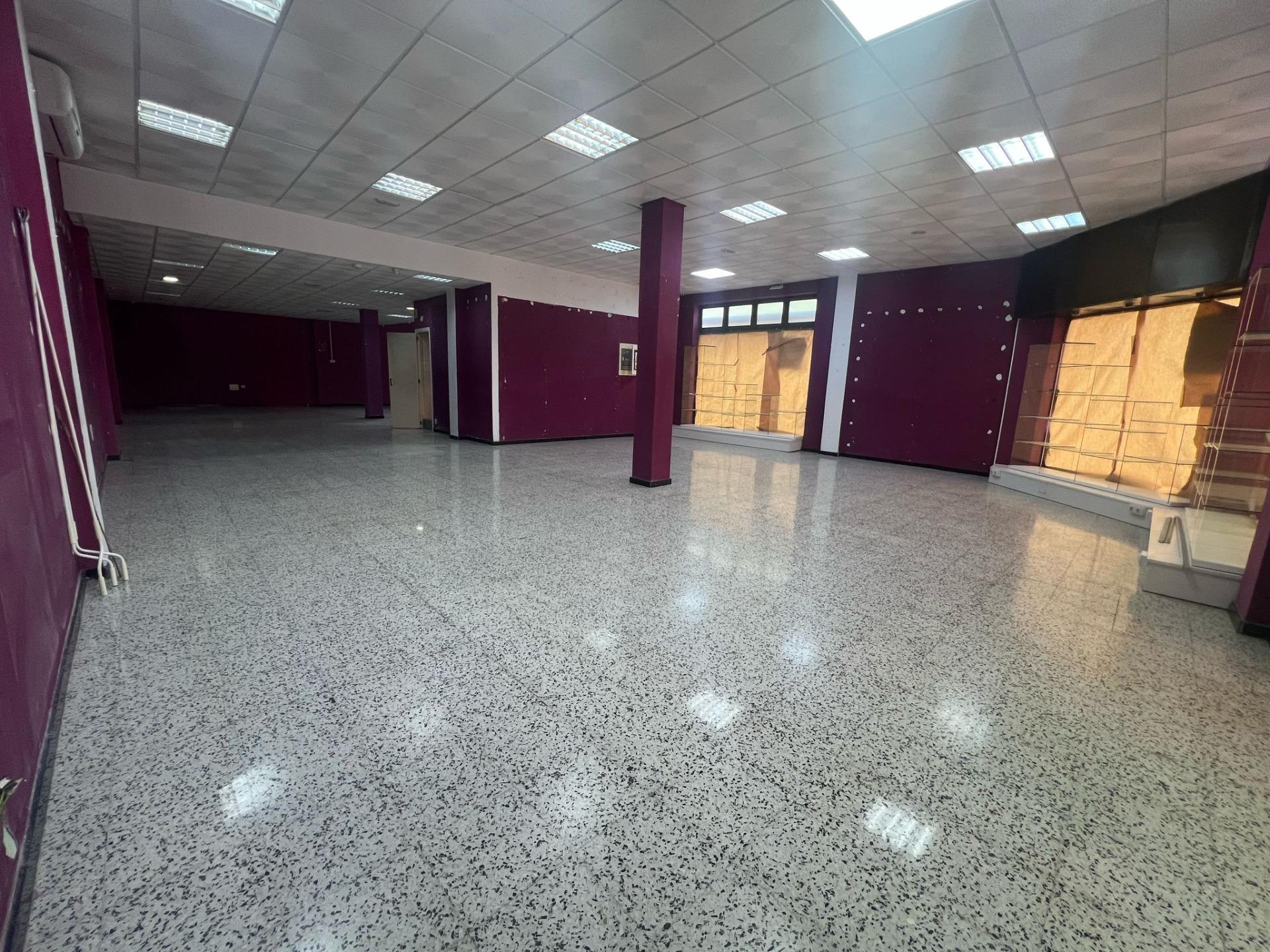 Local comercial en esquina con 6 escaparates en Pleno centro de Vecindario
