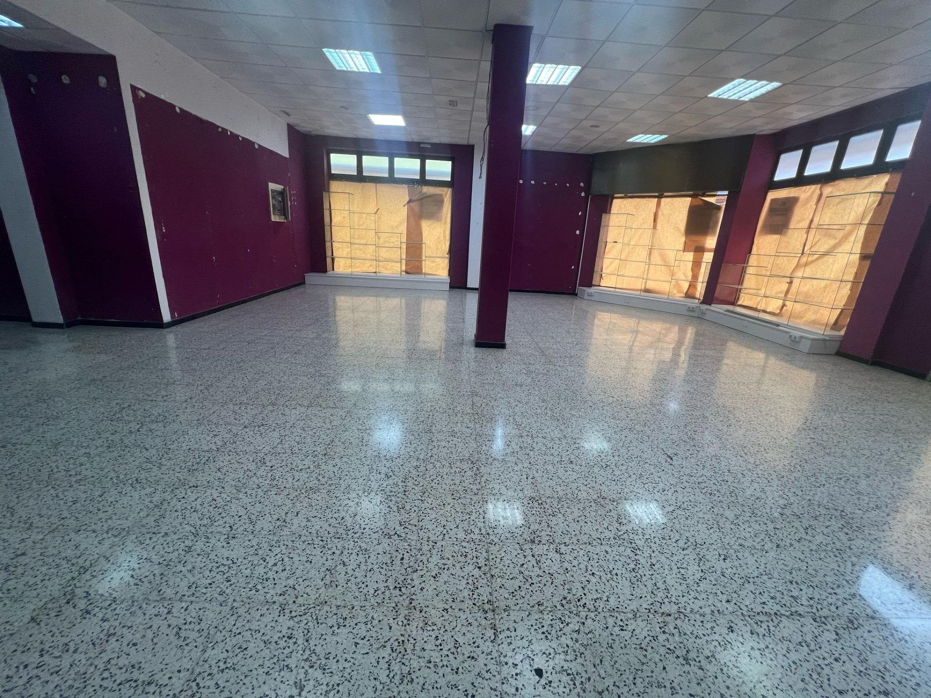 Local comercial en esquina con 6 escaparates en Pleno centro de Vecindario