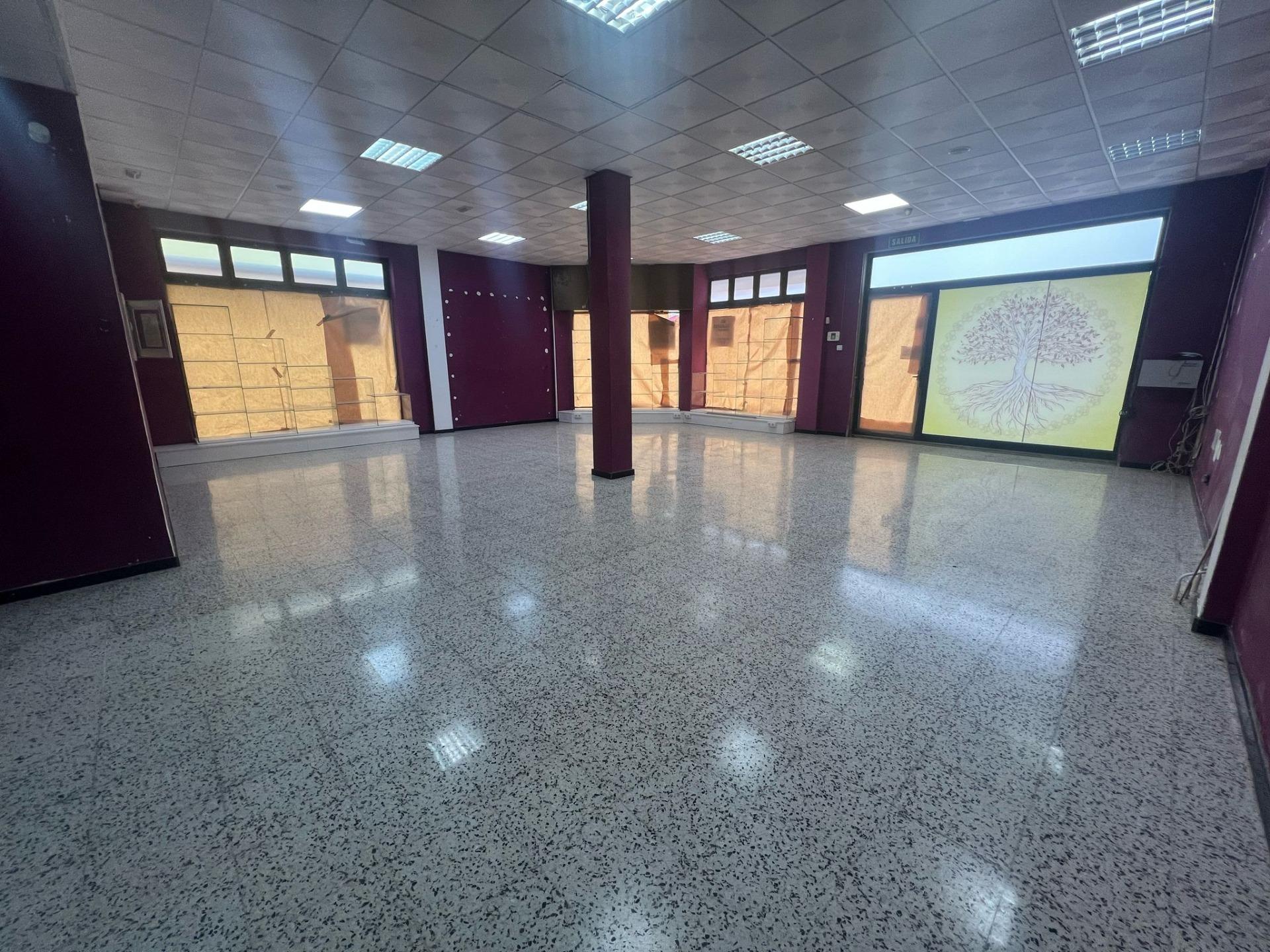 Local comercial en esquina con 6 escaparates en Pleno centro de Vecindario