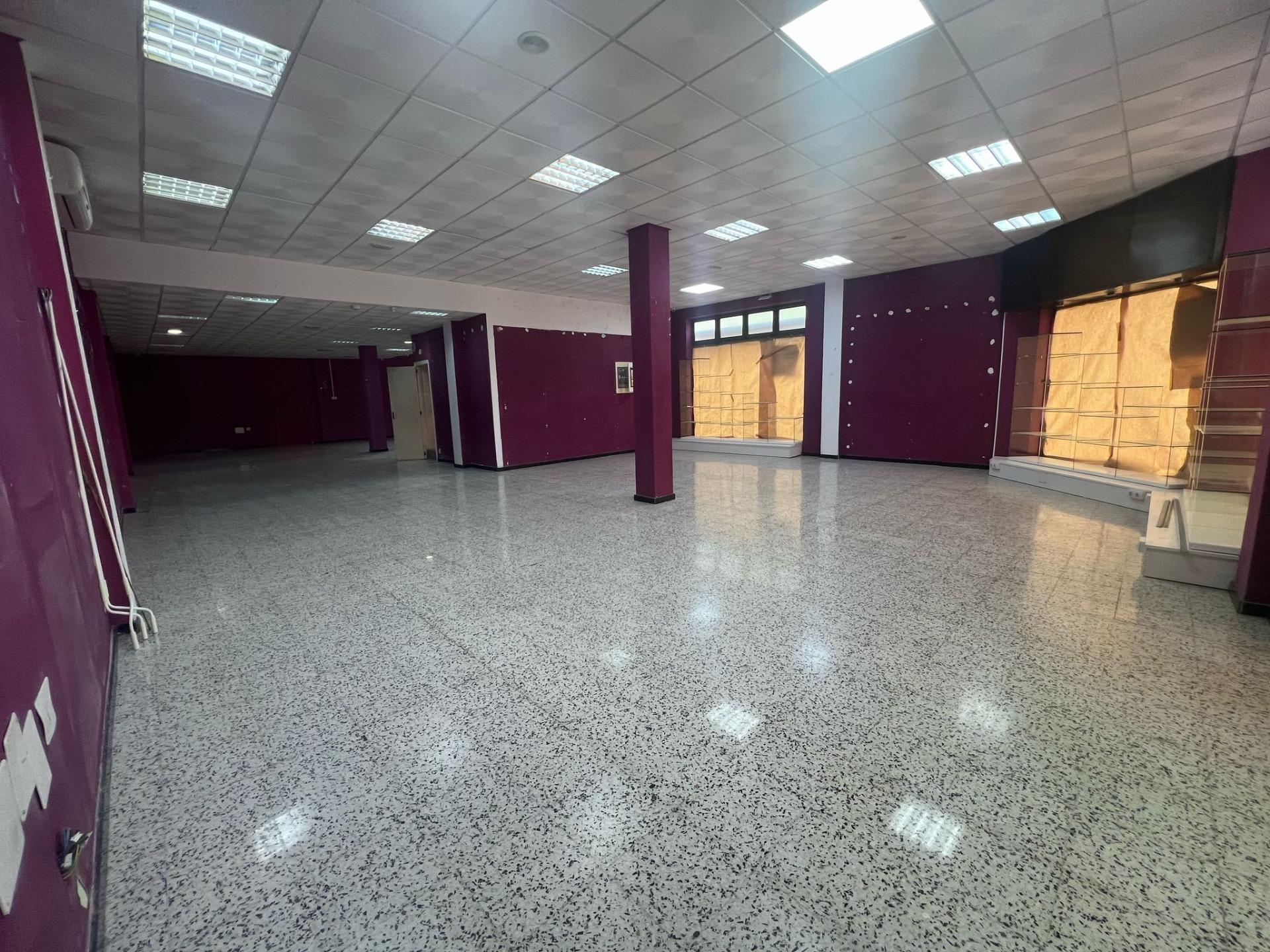 Local comercial en esquina con 6 escaparates en Pleno centro de Vecindario
