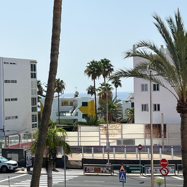AMPLIO Y MODERNO APARTAMENTO CON TERRAZA Y VISTAS DESPEJADAS