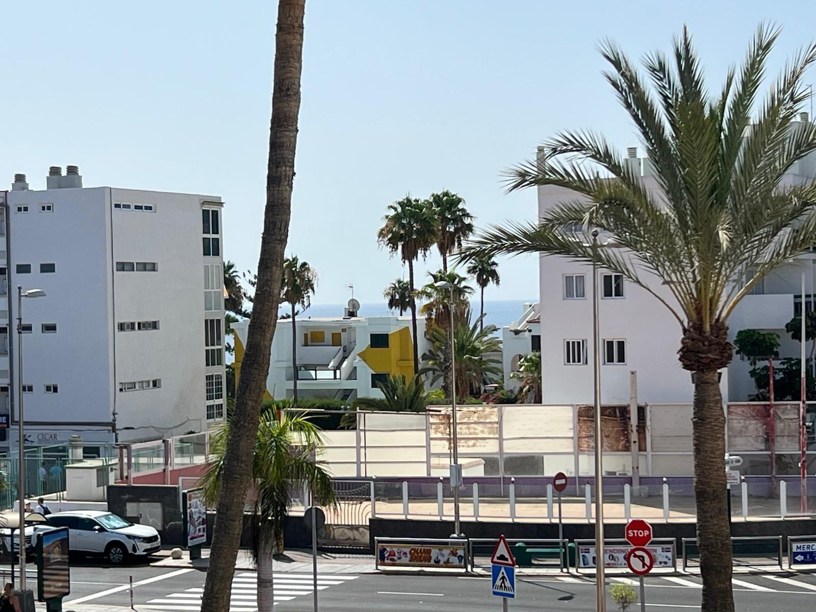 AMPLIO Y MODERNO APARTAMENTO CON TERRAZA Y VISTAS DESPEJADAS