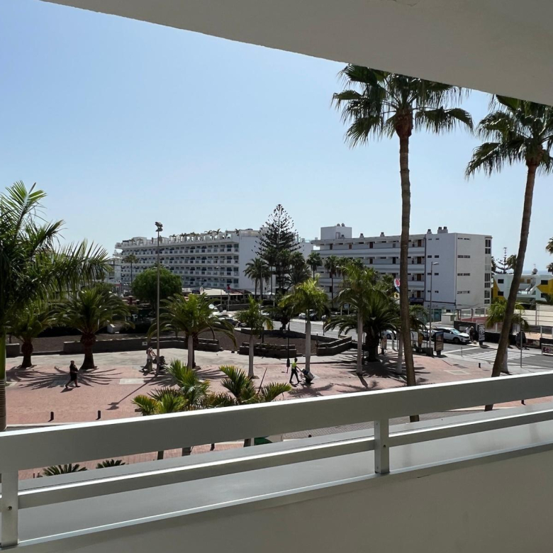 AMPLIO Y MODERNO APARTAMENTO CON TERRAZA Y VISTAS DESPEJADAS