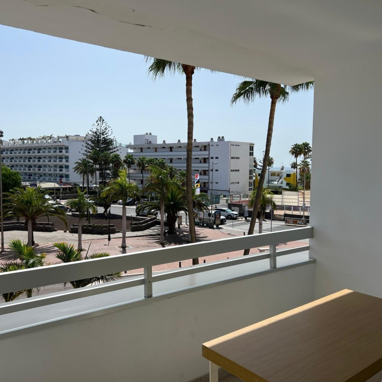 AMPLIO Y MODERNO APARTAMENTO CON TERRAZA Y VISTAS DESPEJADAS