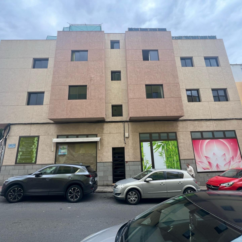 Local comercial en esquina con 6 escaparates en Pleno centro de Vecindario