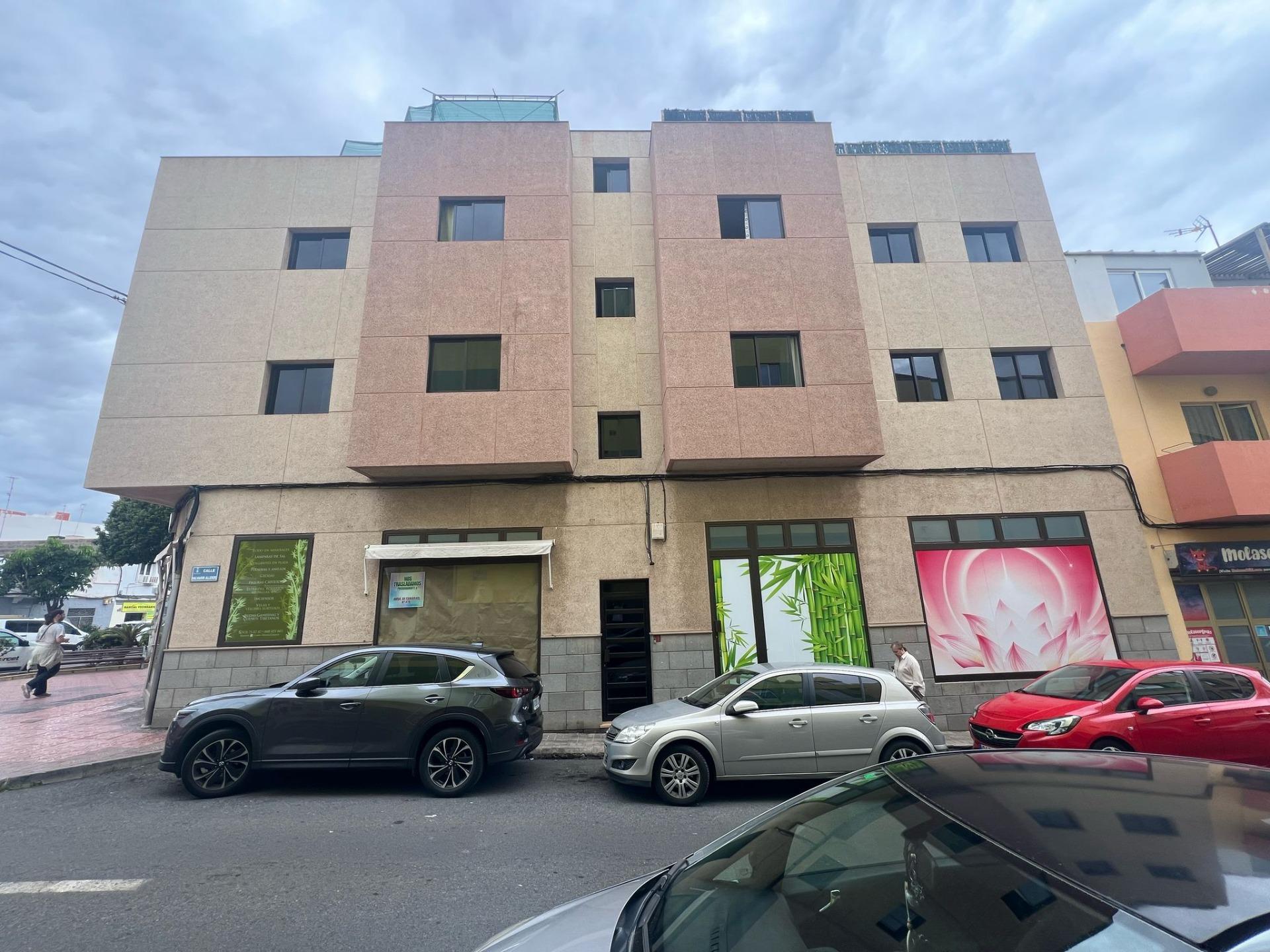 Local comercial en esquina con 6 escaparates en Pleno centro de Vecindario