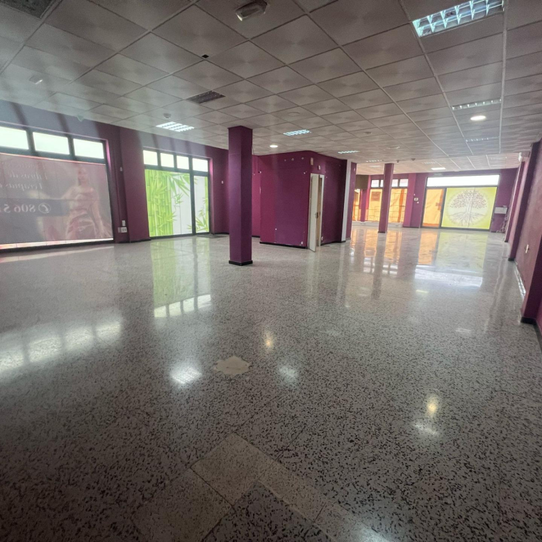 Local comercial en esquina con 6 escaparates en Pleno centro de Vecindario