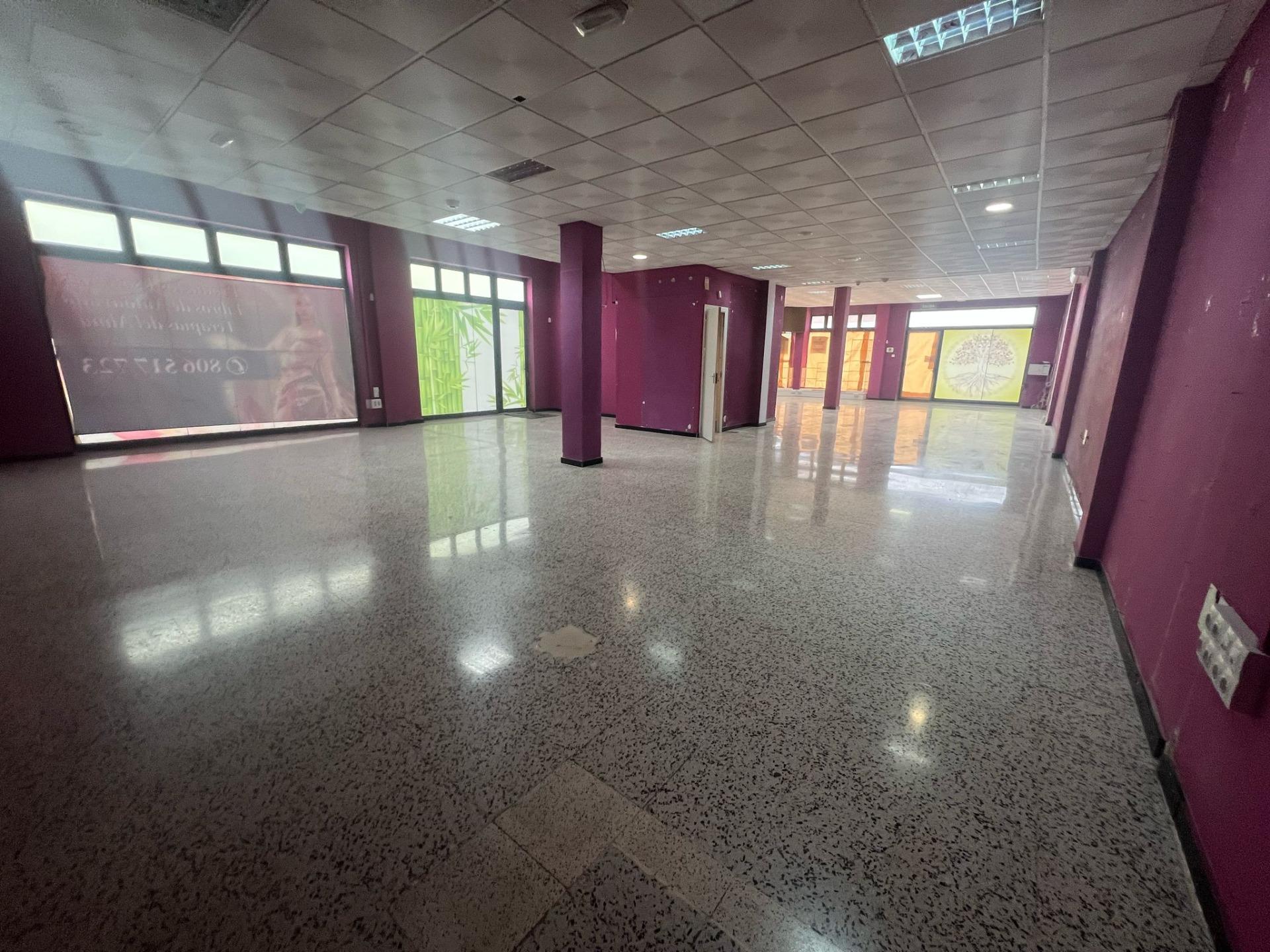 Local comercial en esquina con 6 escaparates en Pleno centro de Vecindario