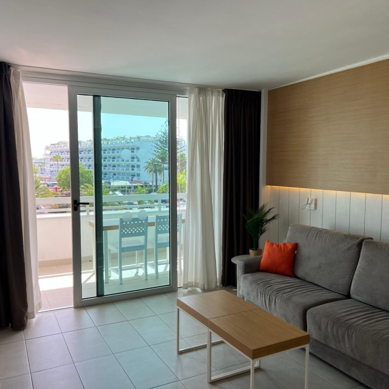 AMPLIO Y MODERNO APARTAMENTO CON TERRAZA Y VISTAS DESPEJADAS