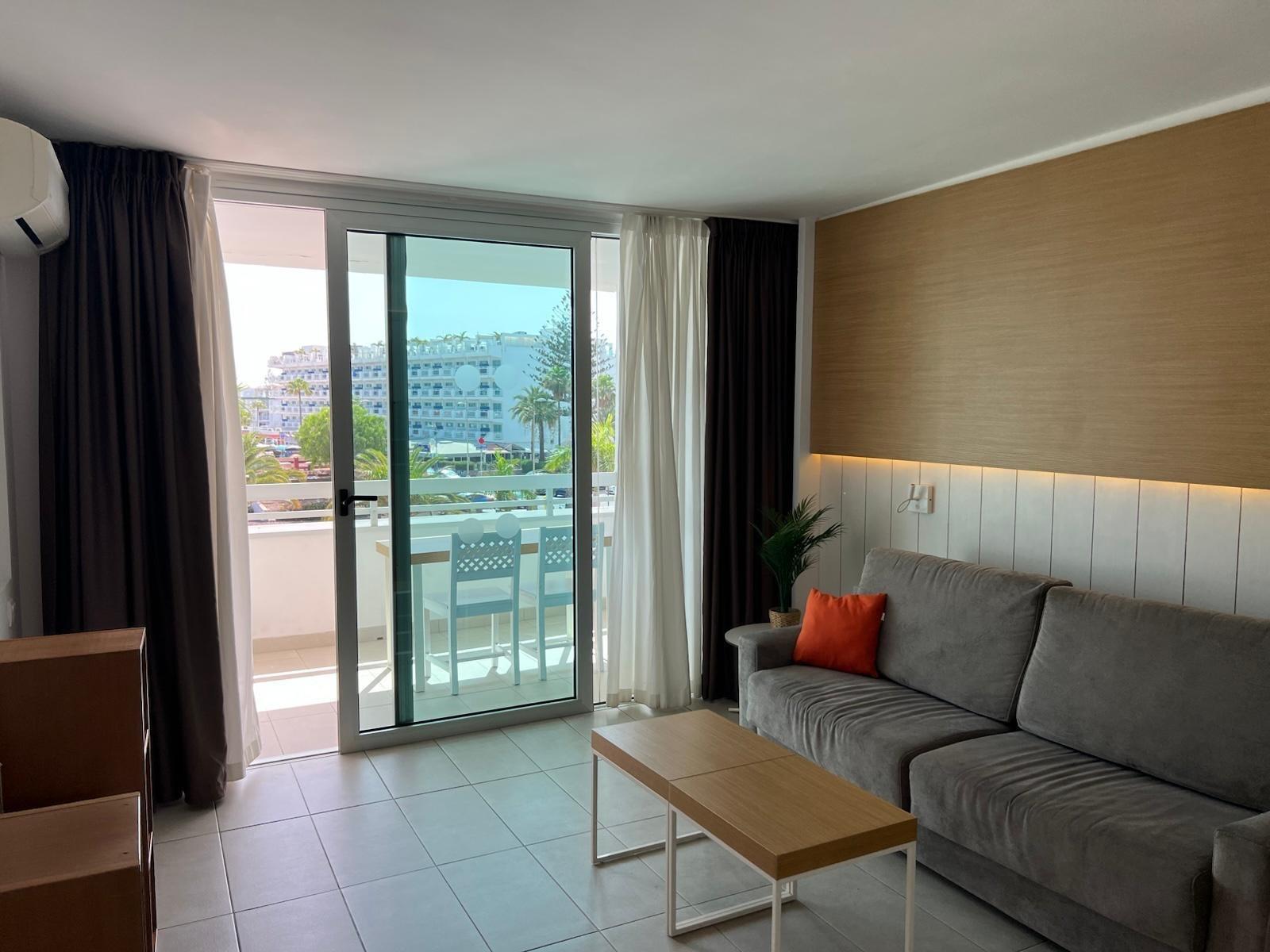 AMPLIO Y MODERNO APARTAMENTO CON TERRAZA Y VISTAS DESPEJADAS