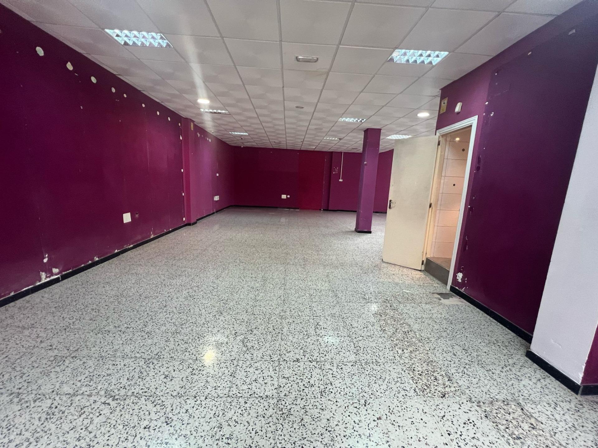 Local comercial en esquina con 6 escaparates en Pleno centro de Vecindario