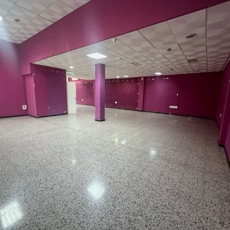 Local comercial en esquina con 6 escaparates en Pleno centro de Vecindario