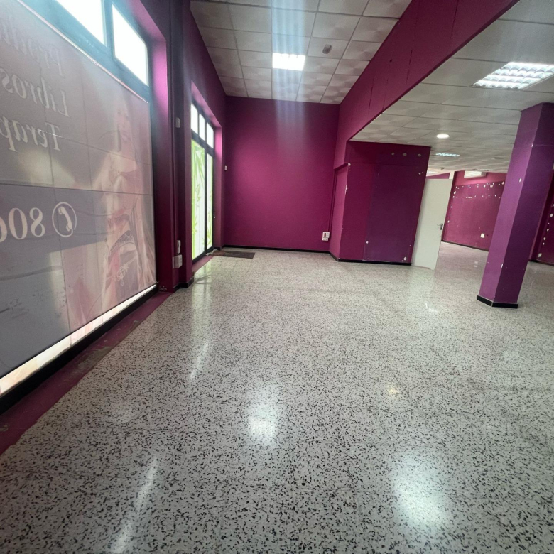 Local comercial en esquina con 6 escaparates en Pleno centro de Vecindario