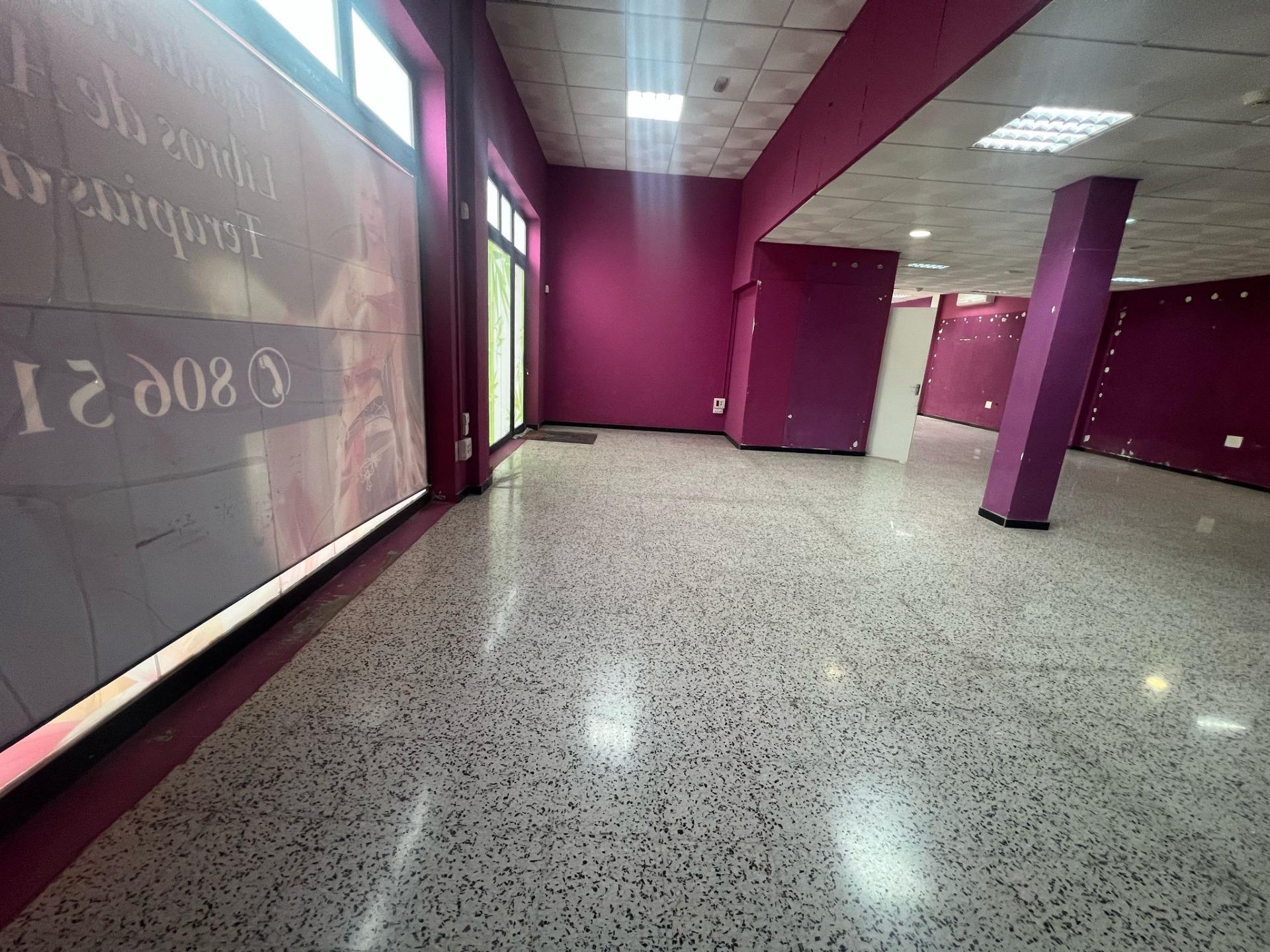 Local comercial en esquina con 6 escaparates en Pleno centro de Vecindario