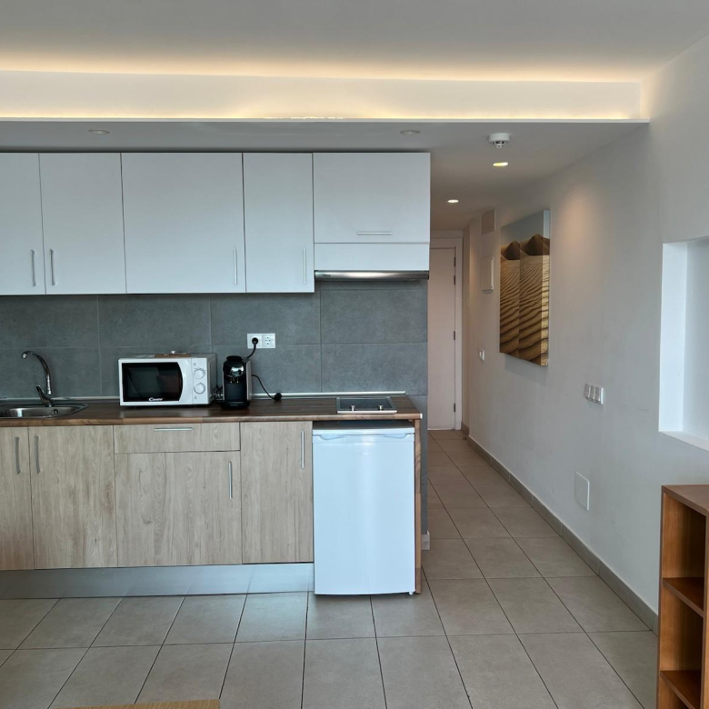AMPLIO Y MODERNO APARTAMENTO CON TERRAZA Y VISTAS DESPEJADAS